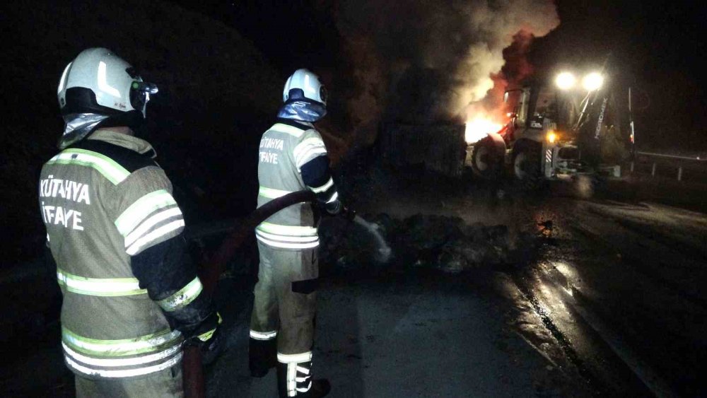 Seyir Halindeki İplik Yüklü Tırda  Yangın