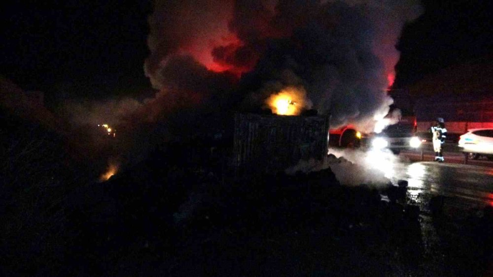 Seyir Halindeki İplik Yüklü Tırda  Yangın