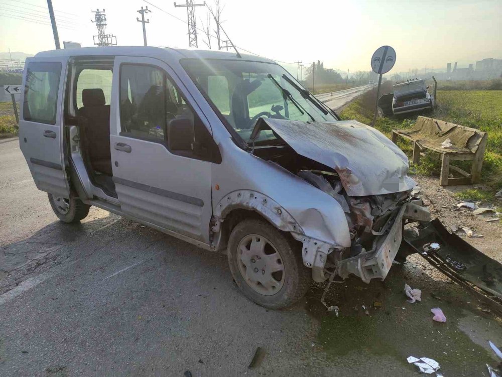 Hafif Ticari Araç İle Otomobil Çarpıştı: 5 Yaralı