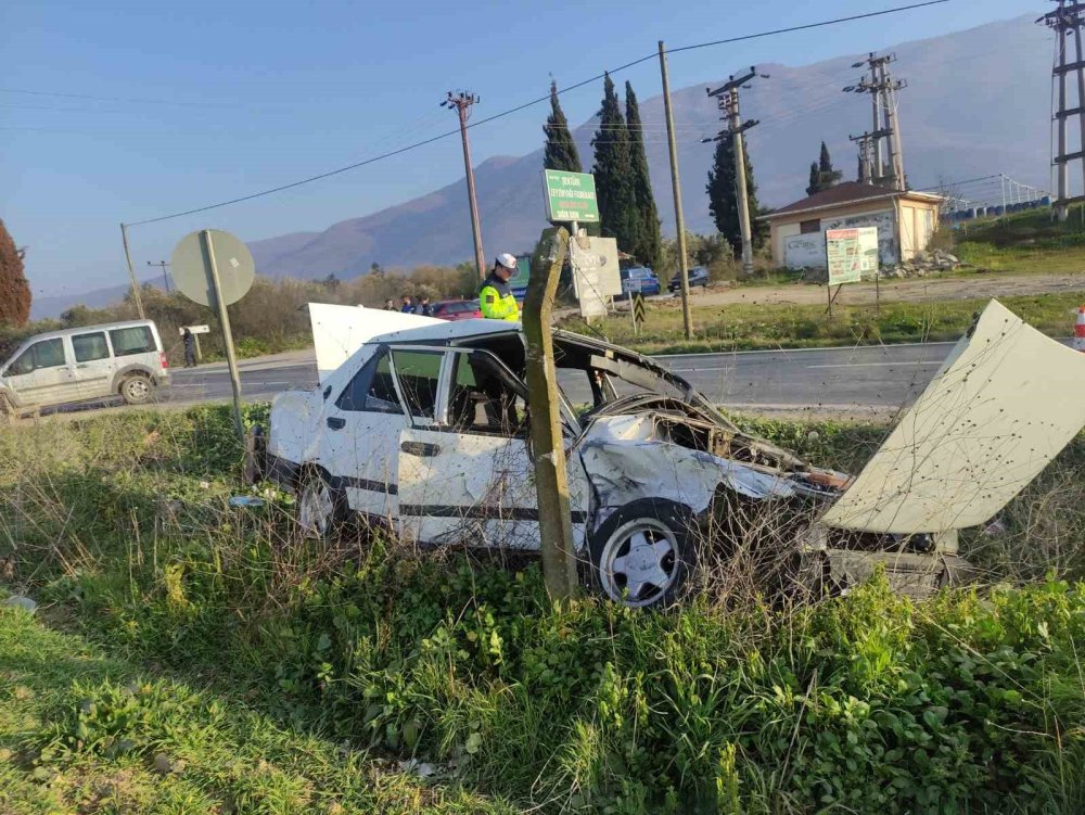 Hafif Ticari Araç İle Otomobil Çarpıştı: 5 Yaralı
