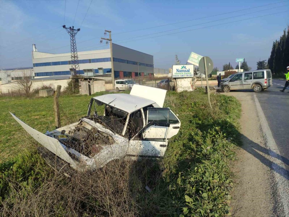 Hafif Ticari Araç İle Otomobil Çarpıştı: 5 Yaralı