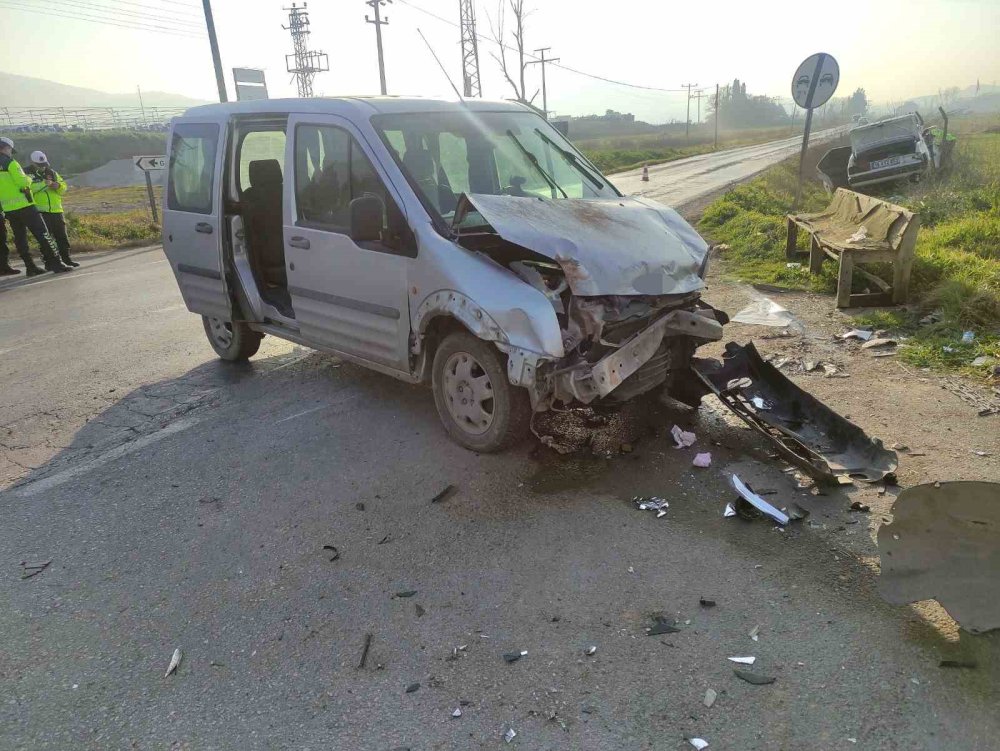 Hafif Ticari Araç İle Otomobil Çarpıştı: 5 Yaralı