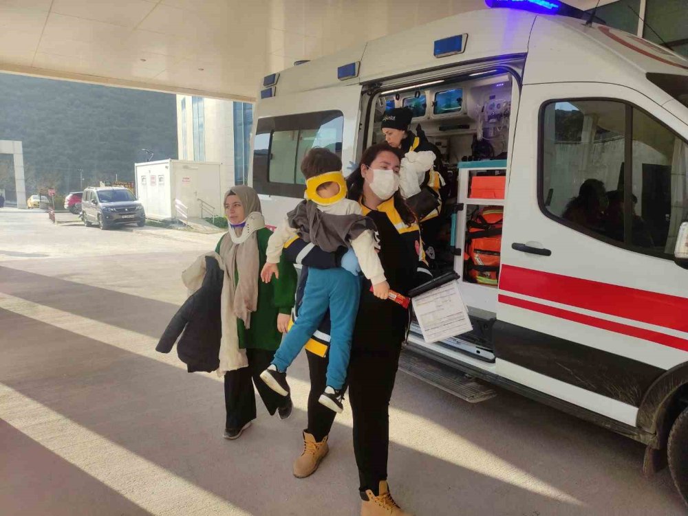 Hafif Ticari Araç İle Otomobil Çarpıştı: 5 Yaralı