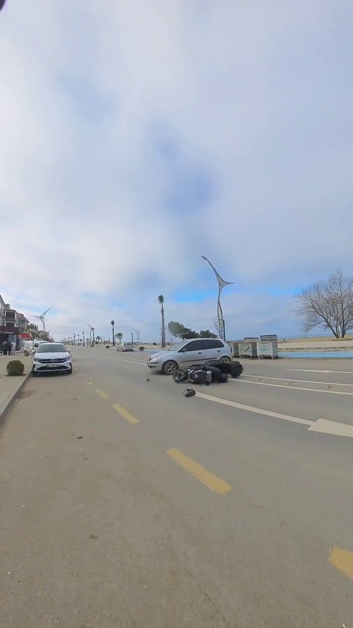 Otomobiline Çarpan Motosikletliyi Suçladı