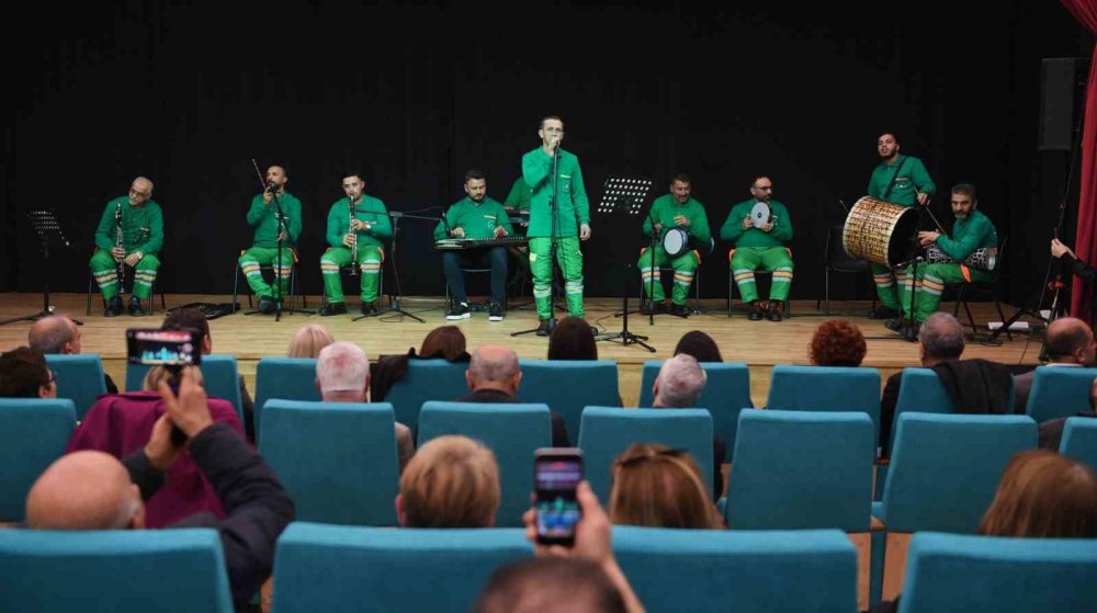 Temizlik İşçileri Kulakların Pasını Temizledi