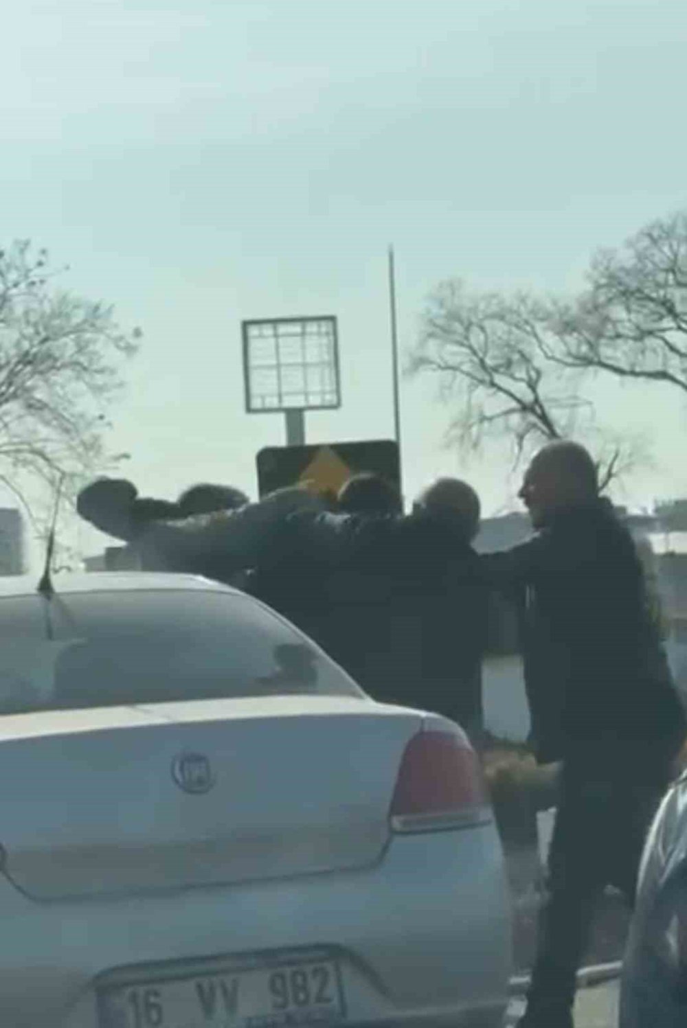 Yol Verme Kavgasında Yumruklar Havada Uçuştu