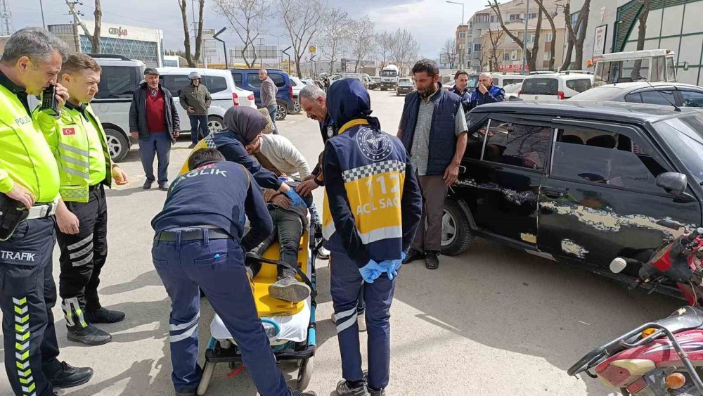Otomobil İle Çarpışan Motosiklet Sürücüsü Yaralandı