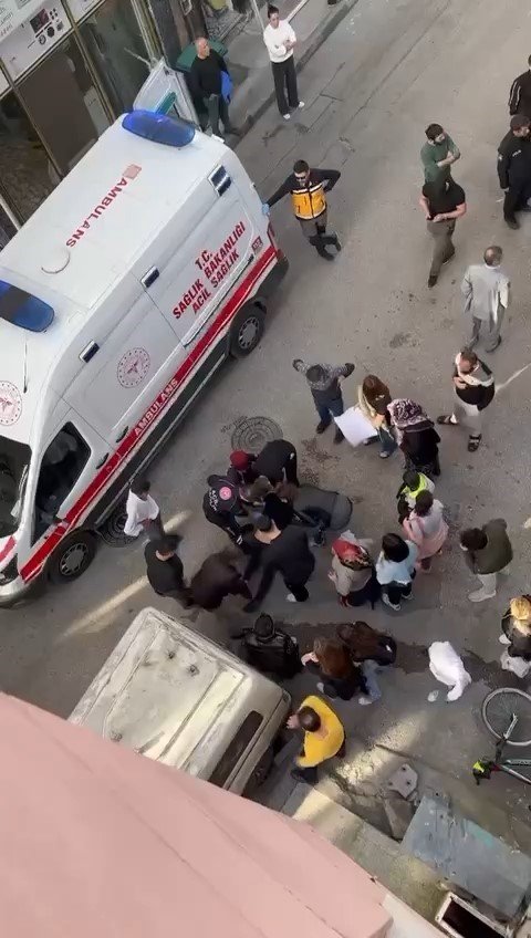Sokak Ortasında Sırtından Bıçaklandı