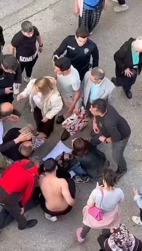 Sokak Ortasında Sırtından Bıçaklandı