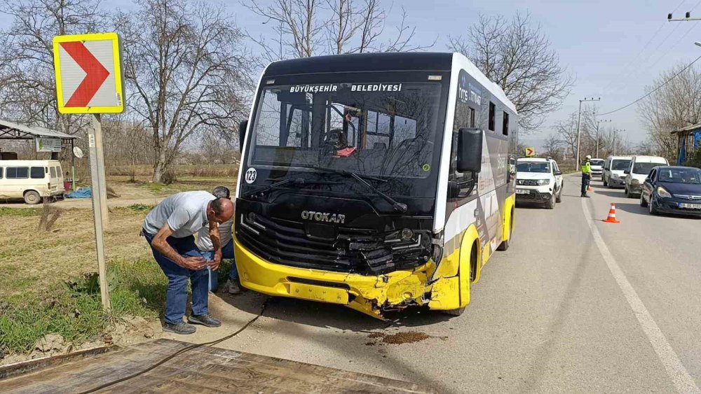 Halk Otobüsü İle Hafif Ticari Araç Çarpıştı