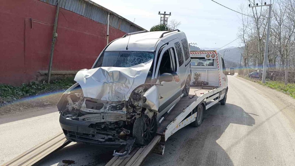 Halk Otobüsü İle Hafif Ticari Araç Çarpıştı