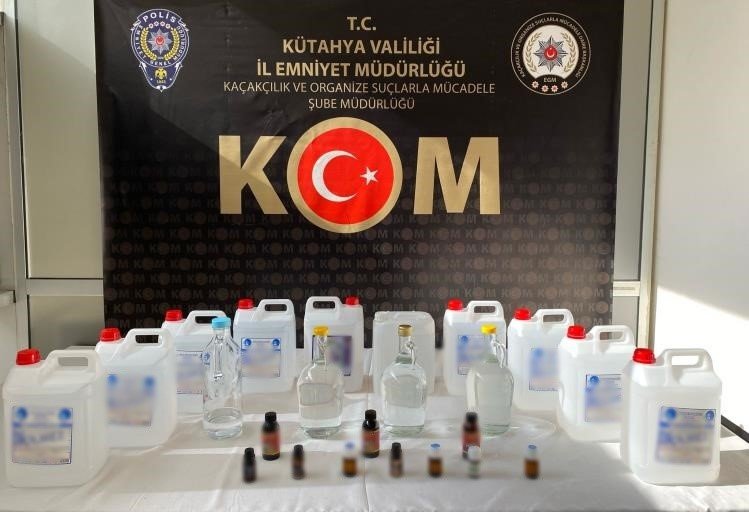 Kargodan 10 Litre, İki Evden 55 Litre Etil Alkol Ele Geçirildi