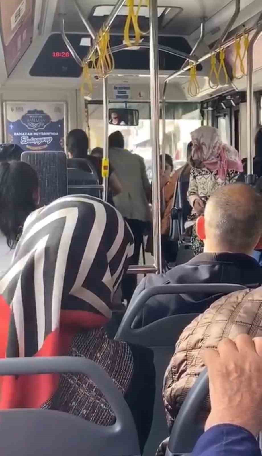 Tanımadığı Kadına Otobüste Evlilik Teklifi Etti, Sonu Hüsranla Bitti