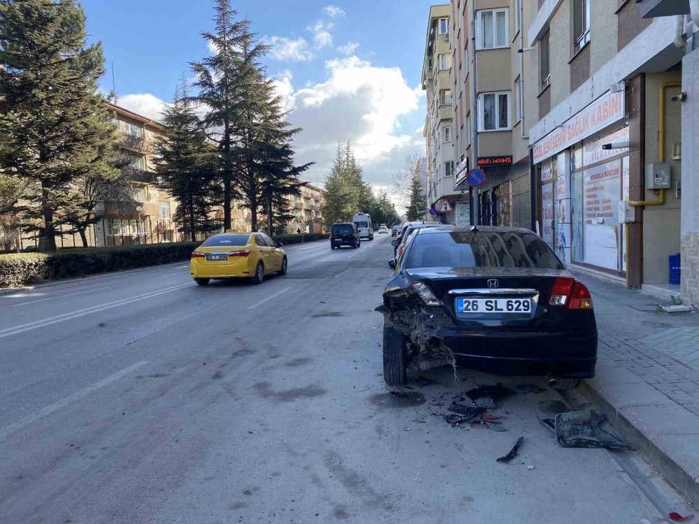 Park Halindeki Araca Arkadan Çarptı