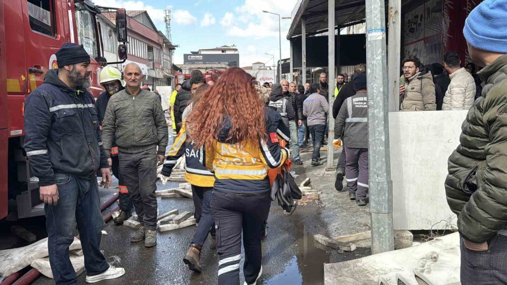 Alevlere Teslim Olan İş Yeri Yangınında 5 Bölüm Kullanılamaz Hale Geldi