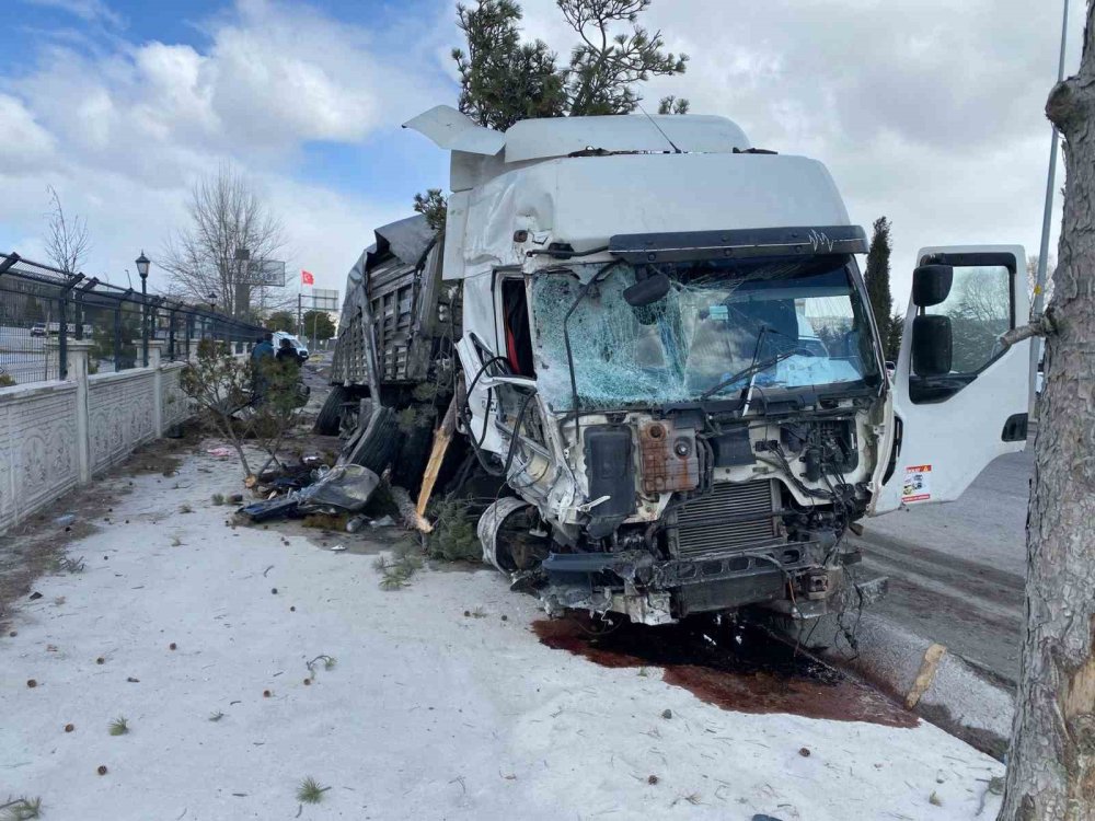 Tır İle Kamyonet Çarpıştı: 1 Ölü, 2 Yaralı