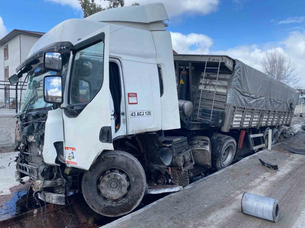 Tır İle Kamyonet Çarpıştı: 1 Ölü, 2 Yaralı