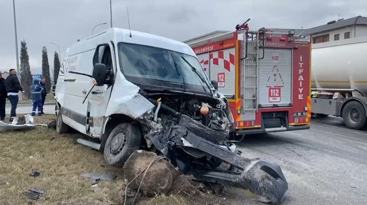 Tır İle Kamyonet Çarpıştı: 1 Ölü, 2 Yaralı