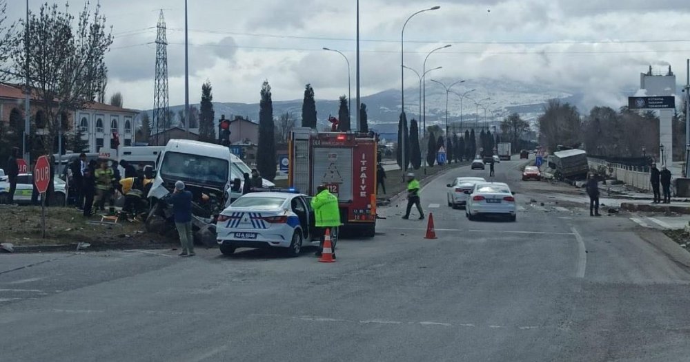 Tır İle Kamyonet Çarpıştı: 1 Ölü, 2 Yaralı