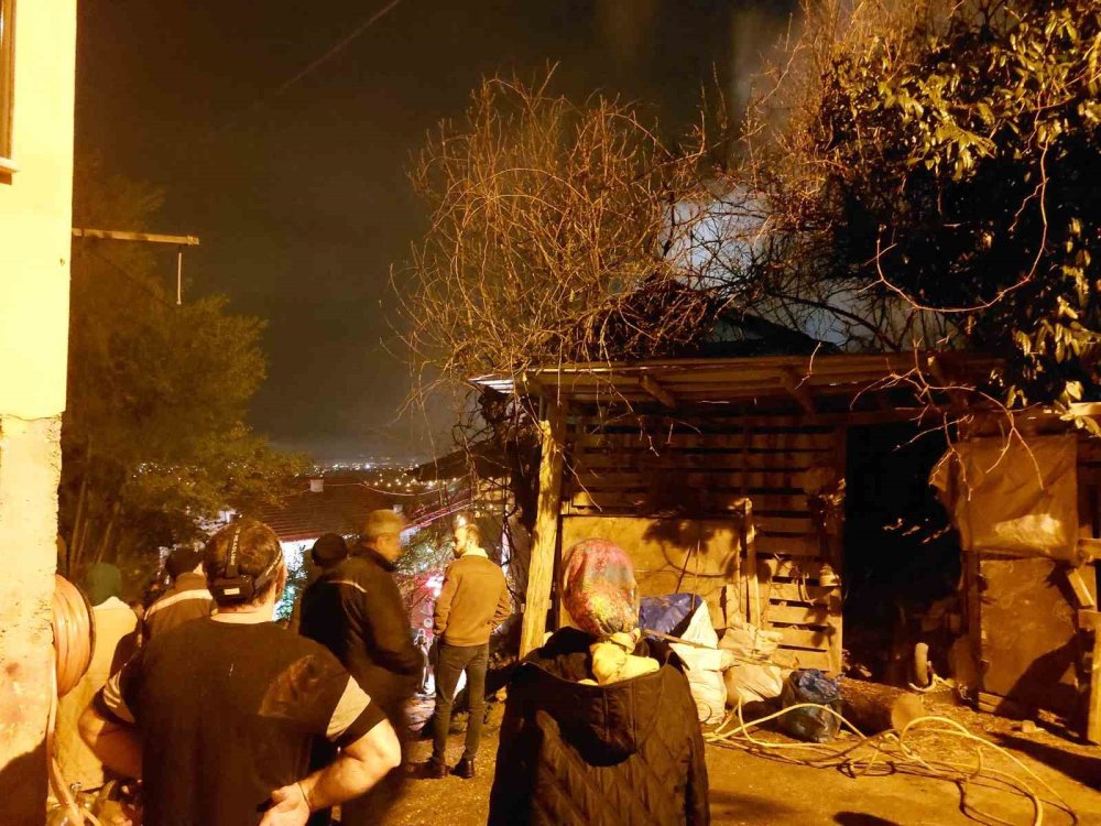Evin Çatısı Alev Topuna Döndü, Mahalleli Sokağa Döküldü