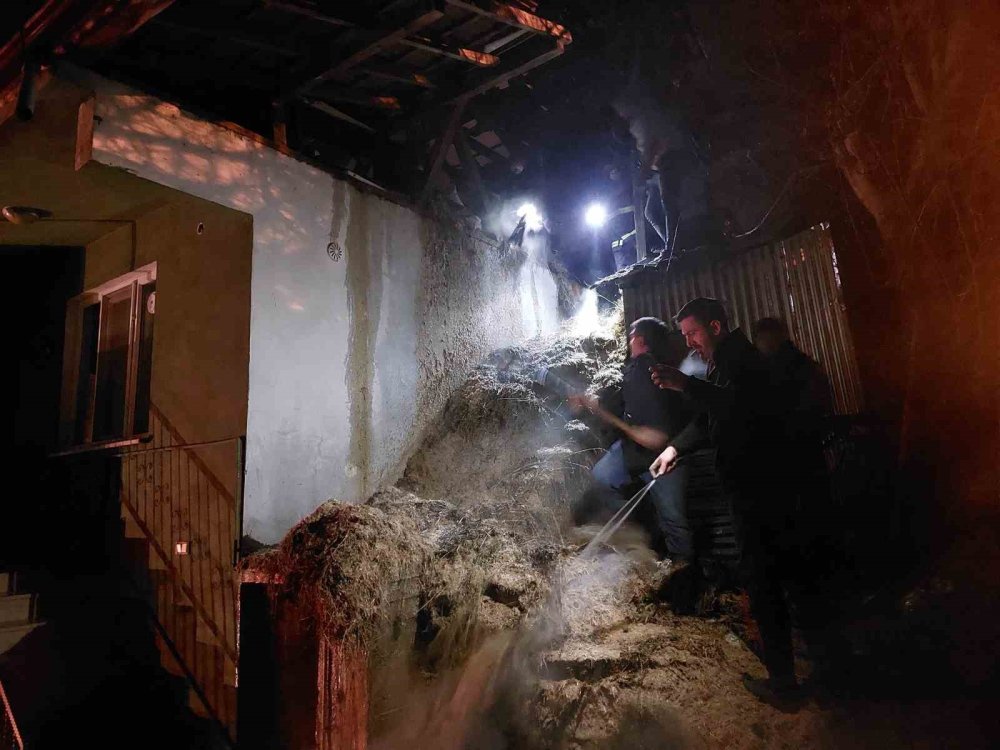 Evin Çatısı Alev Topuna Döndü, Mahalleli Sokağa Döküldü
