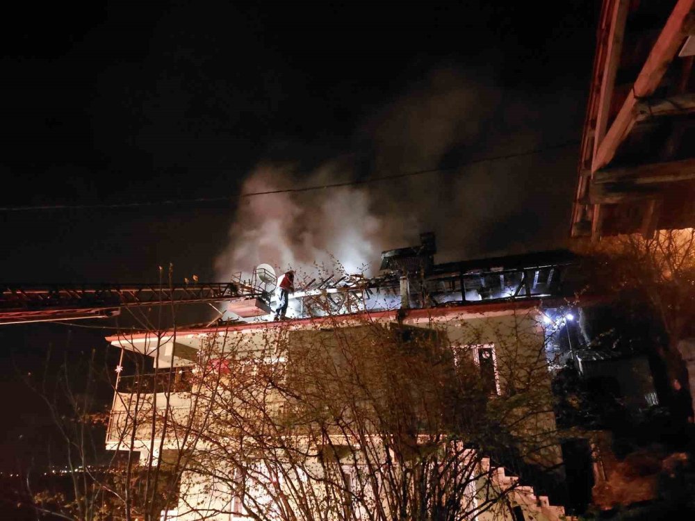 Evin Çatısı Alev Topuna Döndü, Mahalleli Sokağa Döküldü