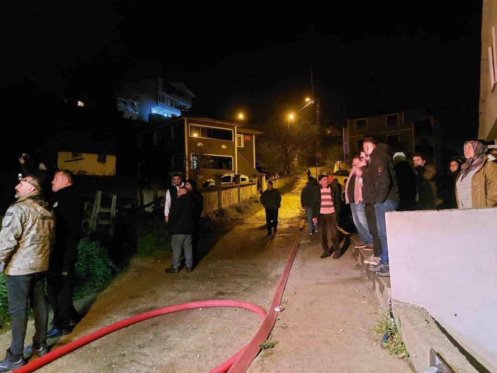 Evin Çatısı Alev Topuna Döndü, Mahalleli Sokağa Döküldü