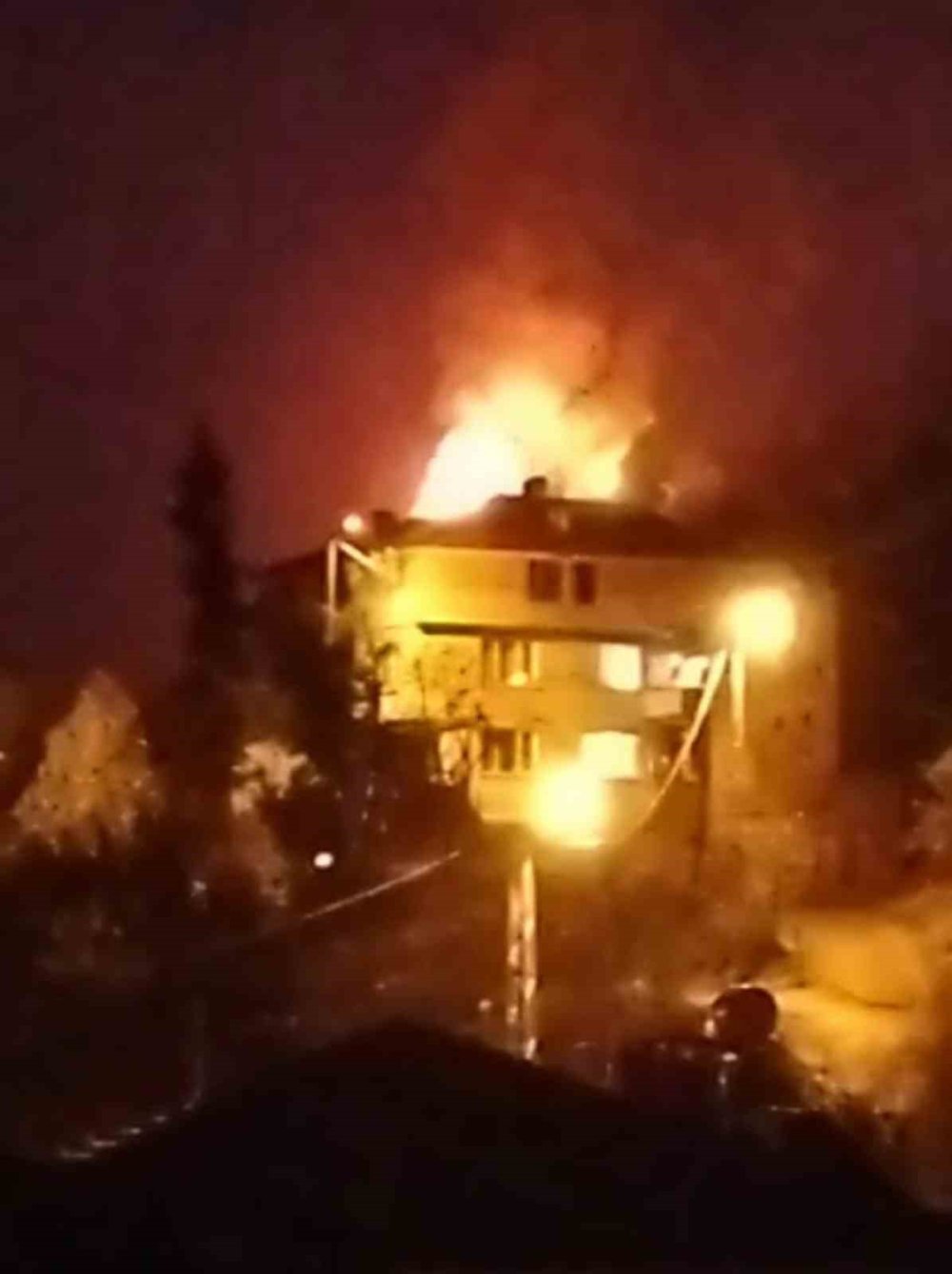 Evin Çatısı Alev Topuna Döndü, Mahalleli Sokağa Döküldü