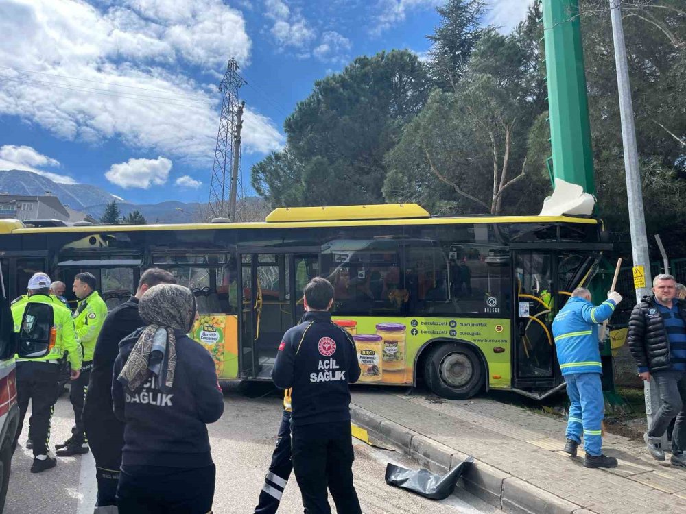 Freni Patlayan Belediye Otobüsünde Dehşet...8 Yaralı