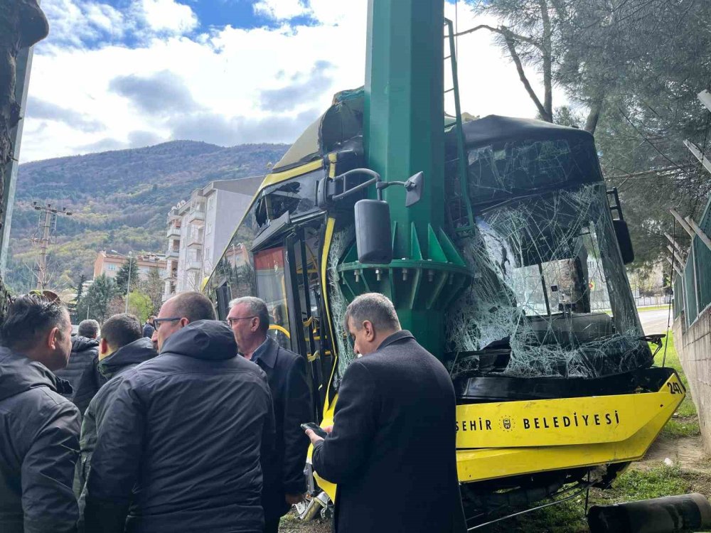 Freni Patlayan Belediye Otobüsünde Dehşet...8 Yaralı