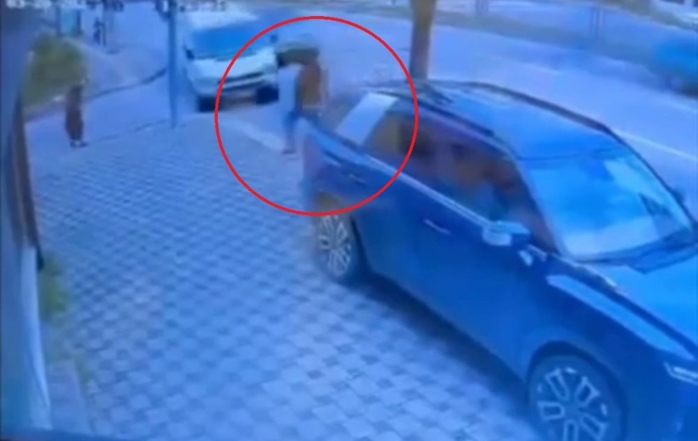 Refleksiyle Hayatta Kaldı, 2 Araç Arasında Sıkışmaktan Zıplayarak Kurtuldu