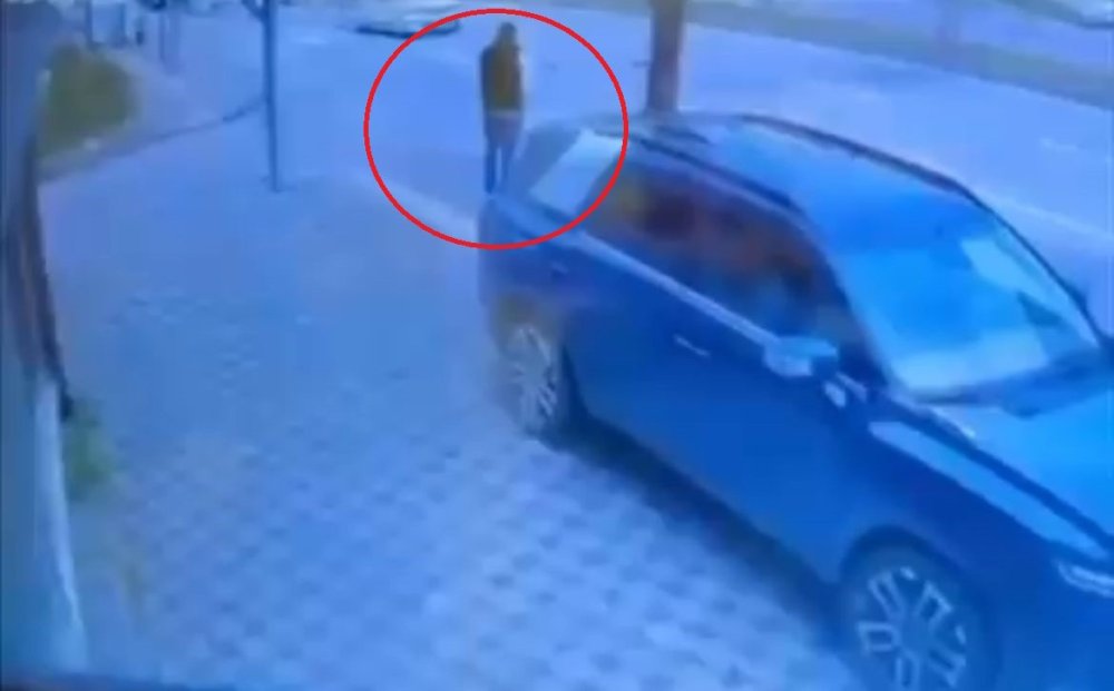 Refleksiyle Hayatta Kaldı, 2 Araç Arasında Sıkışmaktan Zıplayarak Kurtuldu