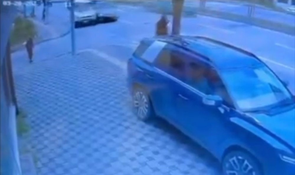 Refleksiyle Hayatta Kaldı, 2 Araç Arasında Sıkışmaktan Zıplayarak Kurtuldu