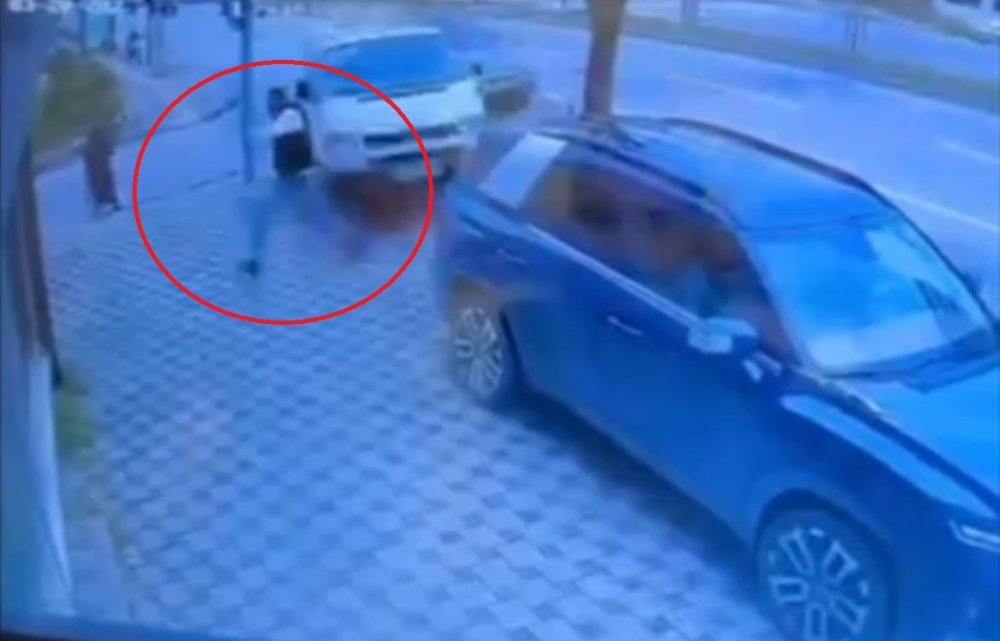 Refleksiyle Hayatta Kaldı, 2 Araç Arasında Sıkışmaktan Zıplayarak Kurtuldu
