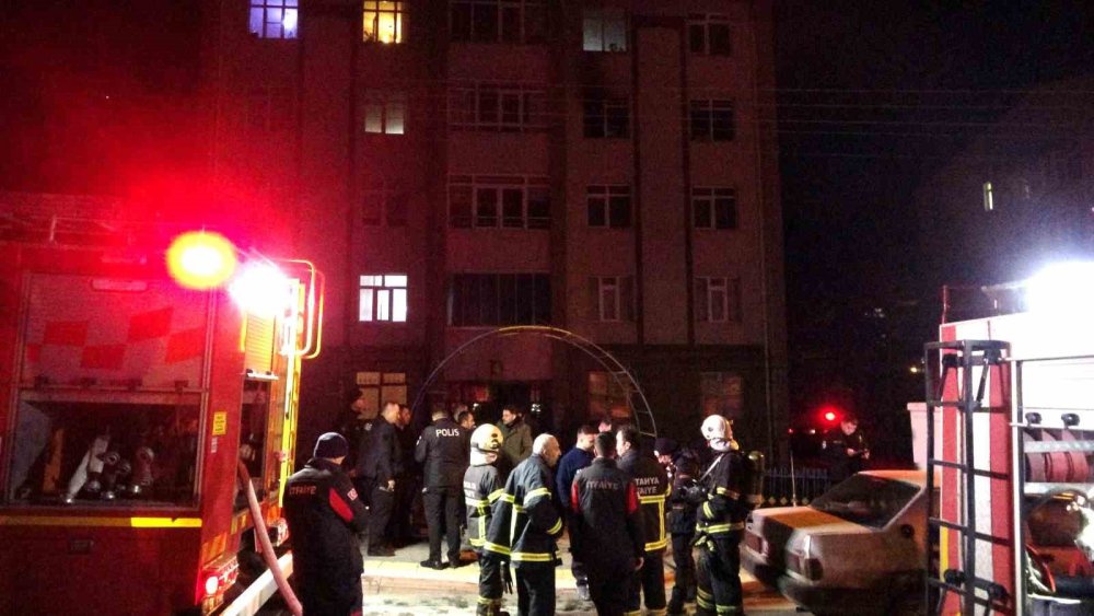 Apartman Yangını: 6 Kişi Dumandan Etkilendi