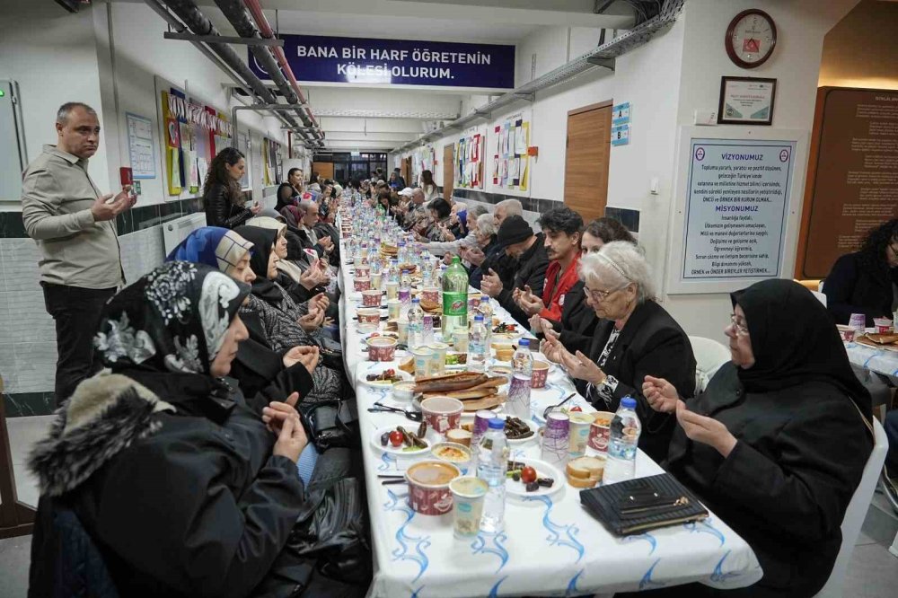 İlkokul Öğrencilerinden Huzurevindeki Büyüklere Okulda İftar Jesti
