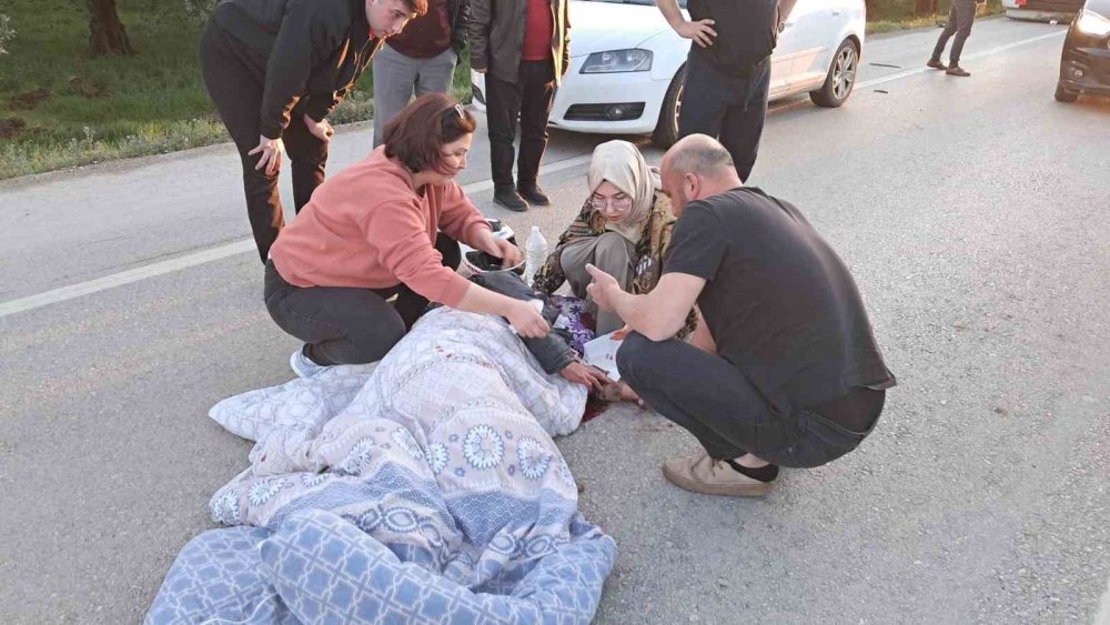 Kaza Yapan Motosiklet Sürücüsüne İlk Müdahaleyi Yoldan Geçen Doktor Yaptı