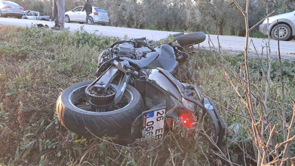 Kaza Yapan Motosiklet Sürücüsüne İlk Müdahaleyi Yoldan Geçen Doktor Yaptı
