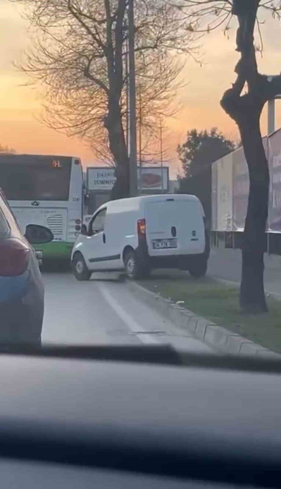 Trafikten Kaçmak İçin Aracıyla Kaldırıma Çıktı