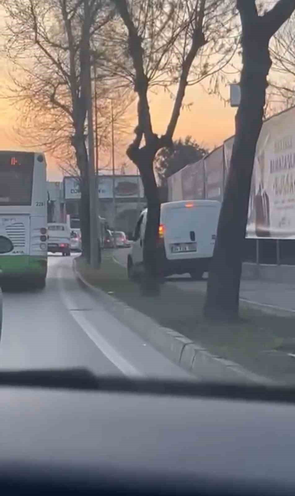 Trafikten Kaçmak İçin Aracıyla Kaldırıma Çıktı