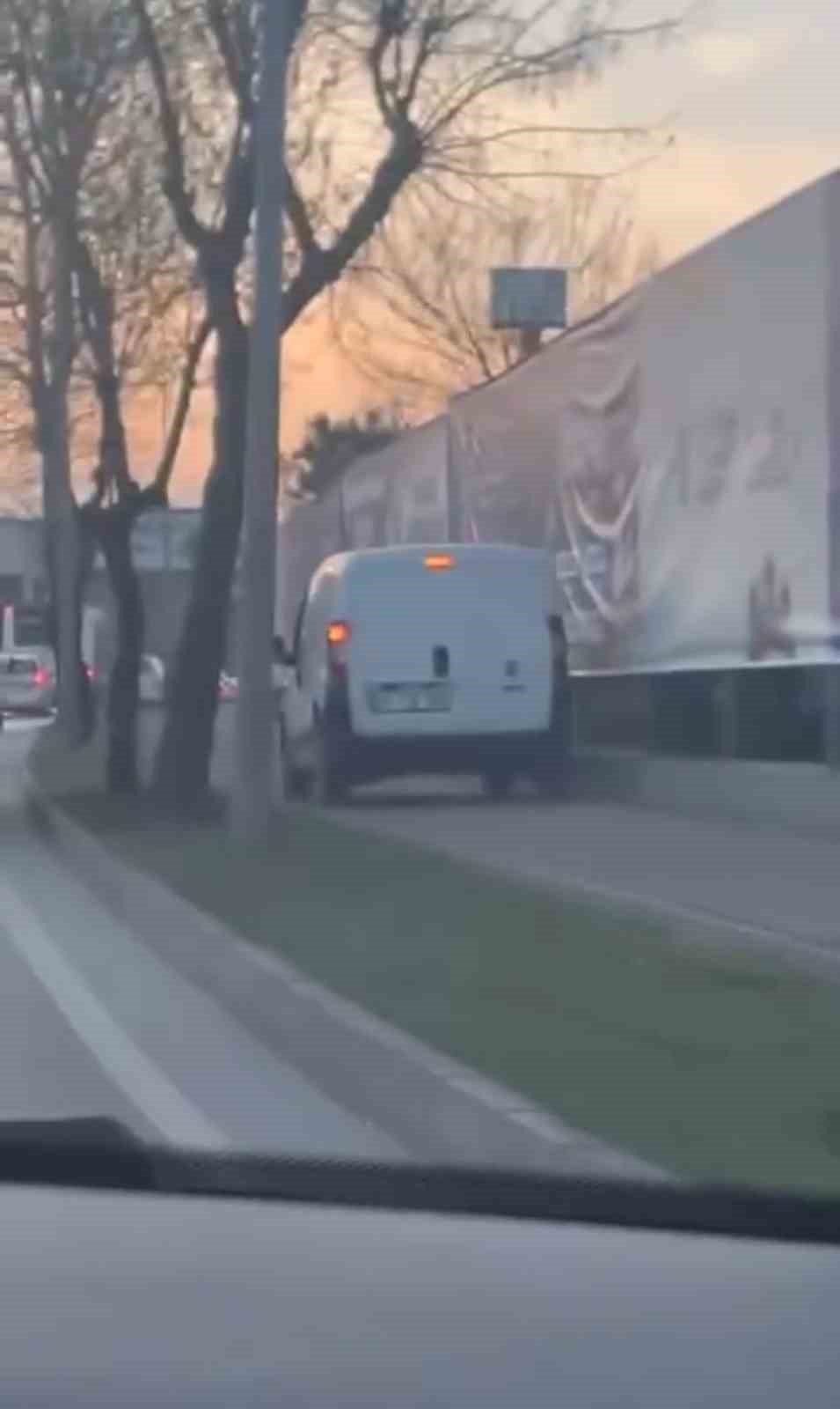 Trafikten Kaçmak İçin Aracıyla Kaldırıma Çıktı