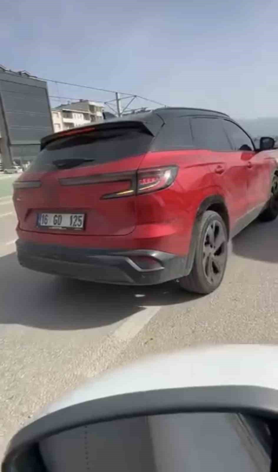 Şerit İhlali Yapıp, Yol Vermeyen Sürücünün Aracına Zarar Verdi
