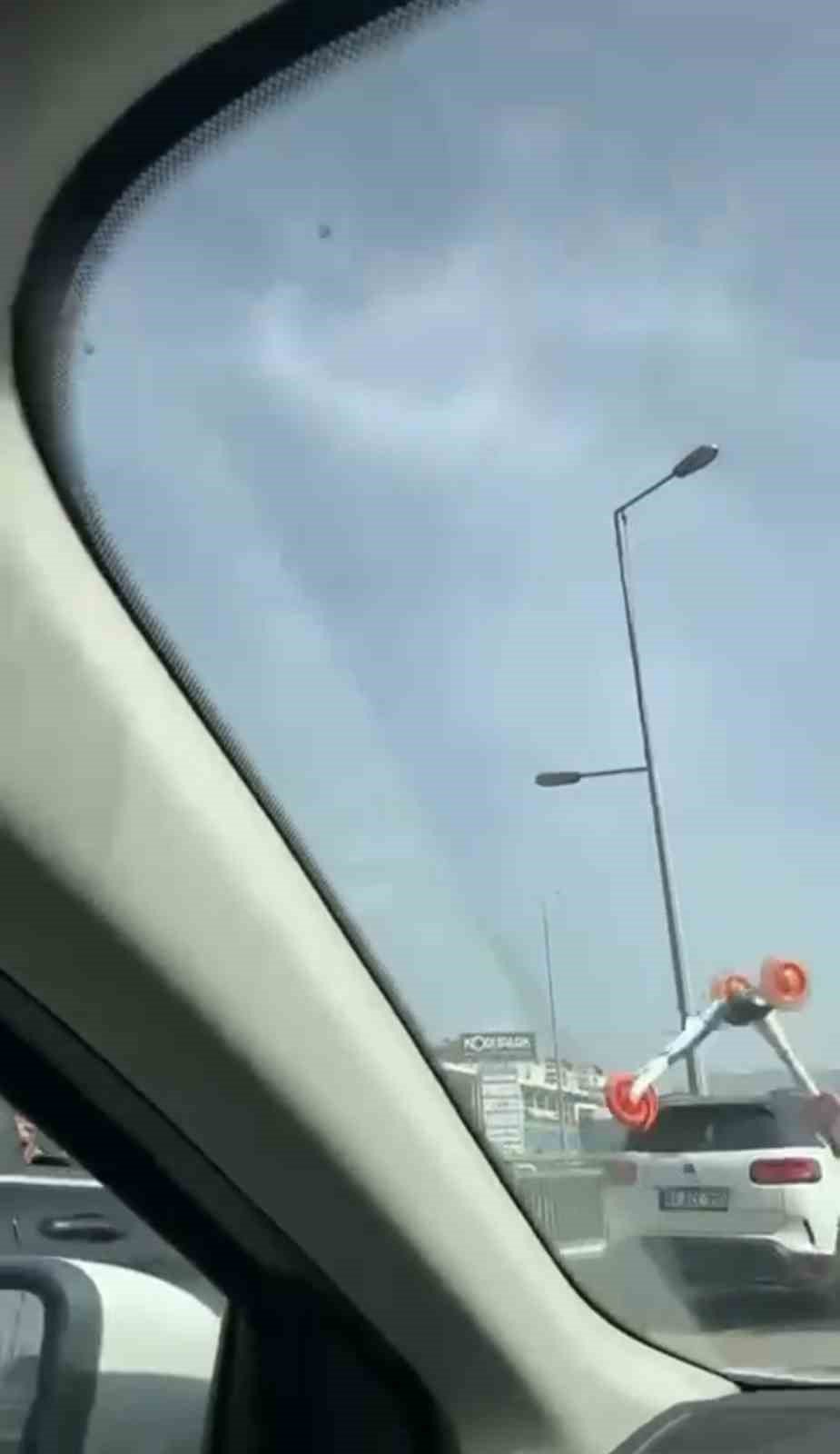 Şerit İhlali Yapıp, Yol Vermeyen Sürücünün Aracına Zarar Verdi