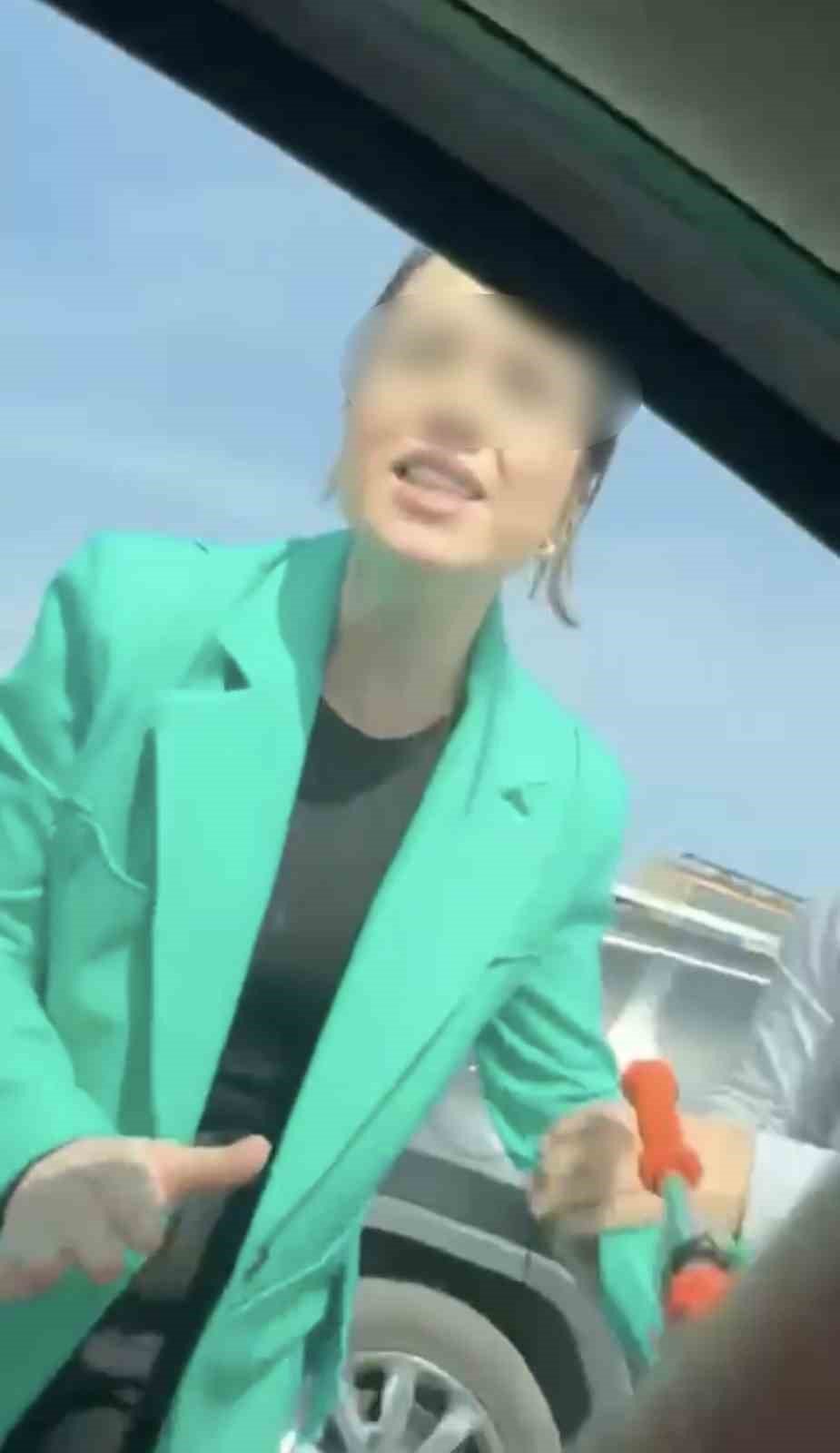 Şerit İhlali Yapıp, Yol Vermeyen Sürücünün Aracına Zarar Verdi