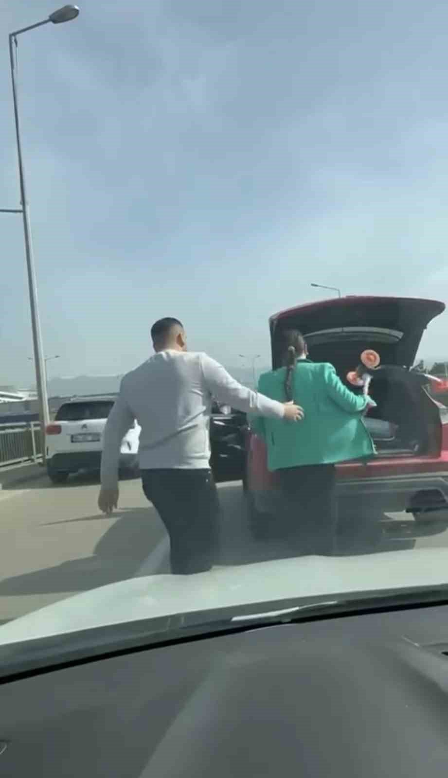 Şerit İhlali Yapıp, Yol Vermeyen Sürücünün Aracına Zarar Verdi