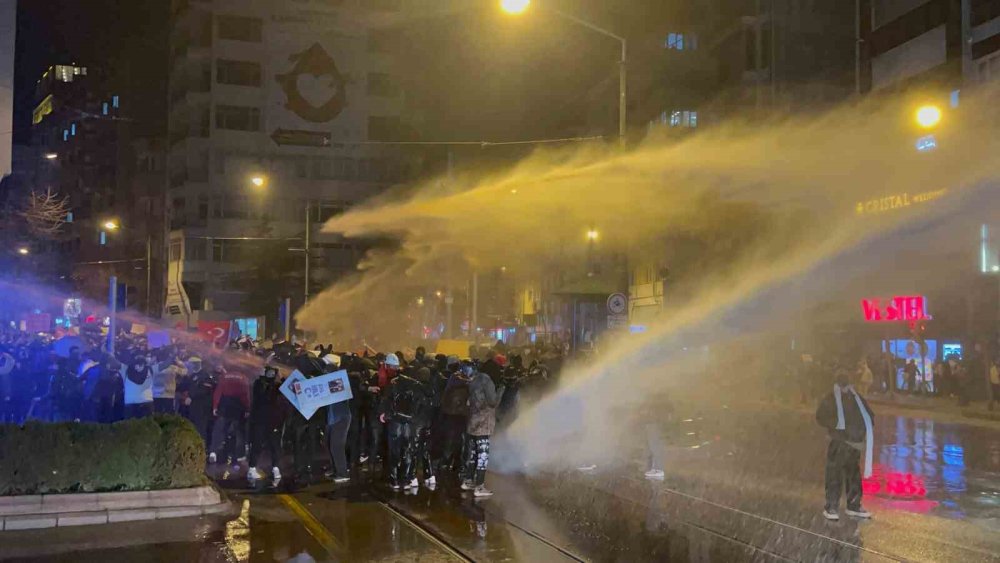 Patlayıcı Madde Atan Ve "Dağılın" İkazını Dinlemeyen Gruba Polis Ekipleri Müdahale Etti