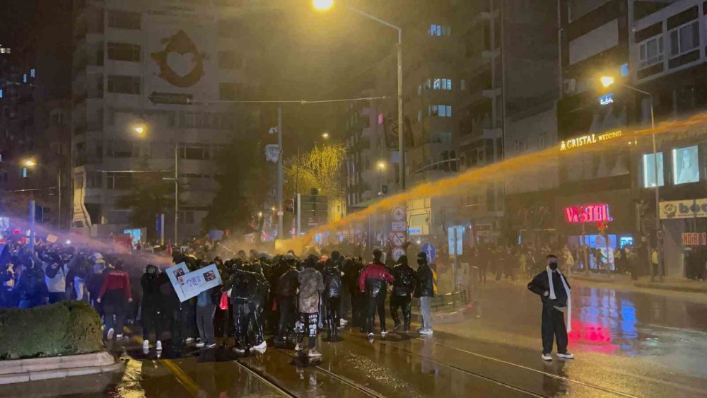 Patlayıcı Madde Atan Ve "Dağılın" İkazını Dinlemeyen Gruba Polis Ekipleri Müdahale Etti