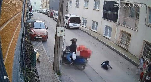 Yola Fırlayan Çocuğa Motosikletli Kurye Çarptı