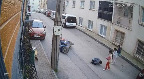Yola Fırlayan Çocuğa Motosikletli Kurye Çarptı