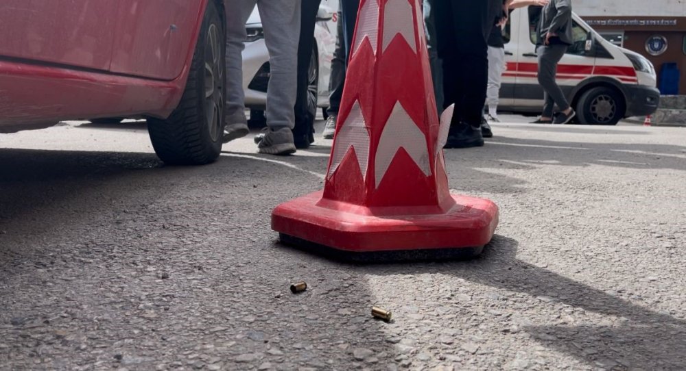Bir Kişinin Yaralandığı Silahlı Saldırı Anı Kameraya Yansıdı